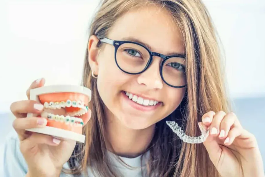 So sánh niềng răng trong suốt và niềng răng mắc cài